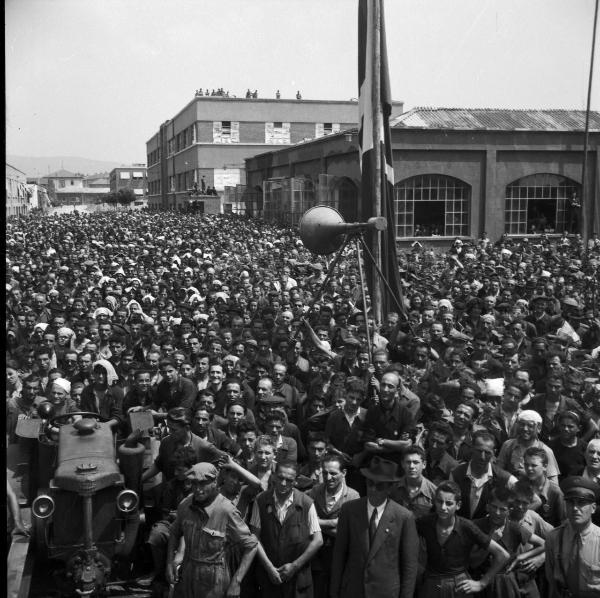 VI sezione Ernesto Breda - Brescia - Via Lunga - Stabilimento industriale - Esterno – Visita del generale di Brescia Feliciani - Cerimonia - Comizio fascista - Bandiere – Operai e operaie – Personale