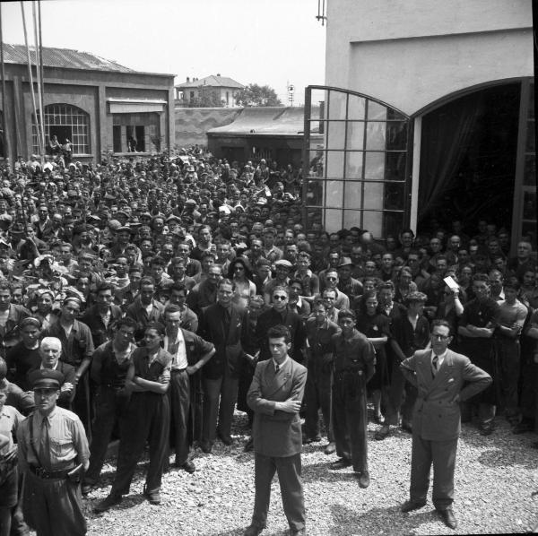 VI sezione Ernesto Breda - Brescia - Via Lunga - Stabilimento industriale - Esterno – Visita del generale di Brescia Feliciani - Cerimonia - Comizio fascista - Operai e operaie – Personale