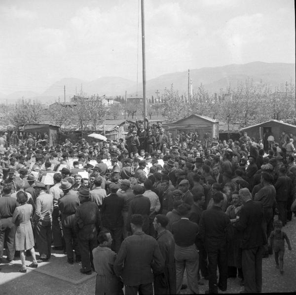 VI sezione Ernesto Breda - Brescia - Via Lunga - Stabilimento industriale - Esterno – Visita del generale di Brescia Feliciani - Cerimonia - Comizio fascista - Banda musicale - Operai e operaie – Personale