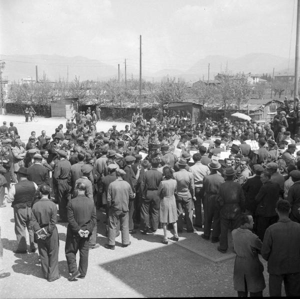 VI sezione Ernesto Breda - Brescia - Via Lunga - Stabilimento industriale - Esterno – Visita del generale di Brescia Feliciani - Cerimonia - Comizio fascista - Banda musicale - Operai e operaie – Personale