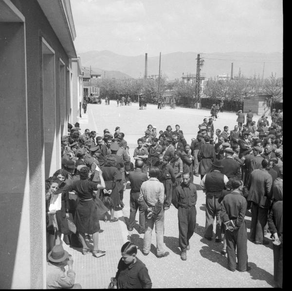 VI sezione Ernesto Breda - Brescia - Via Lunga - Stabilimento industriale - Esterno – Visita del generale di Brescia Feliciani - Cerimonia - Comizio fascista - Operai e operaie – Personale