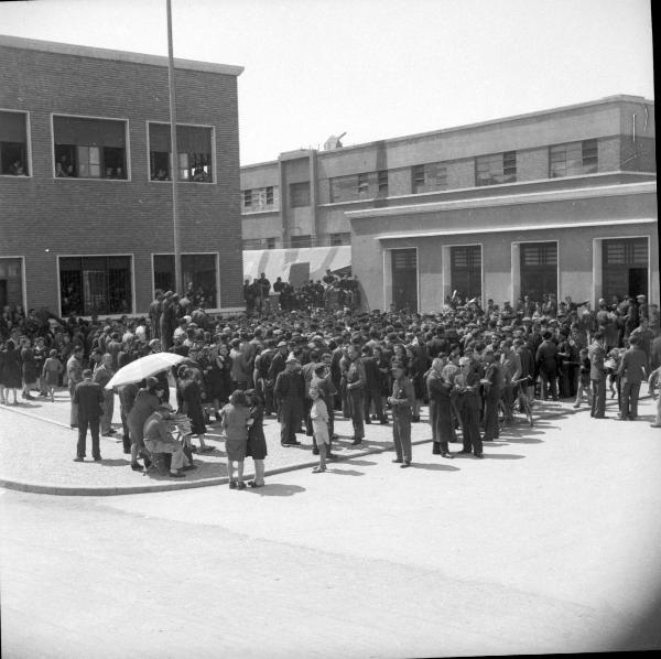 VI sezione Ernesto Breda - Brescia - Via Lunga - Stabilimento industriale - Esterno – Visita del generale di Brescia Feliciani - Cerimonia - Comizio fascista - Banda musicale - Operai e operaie – Personale