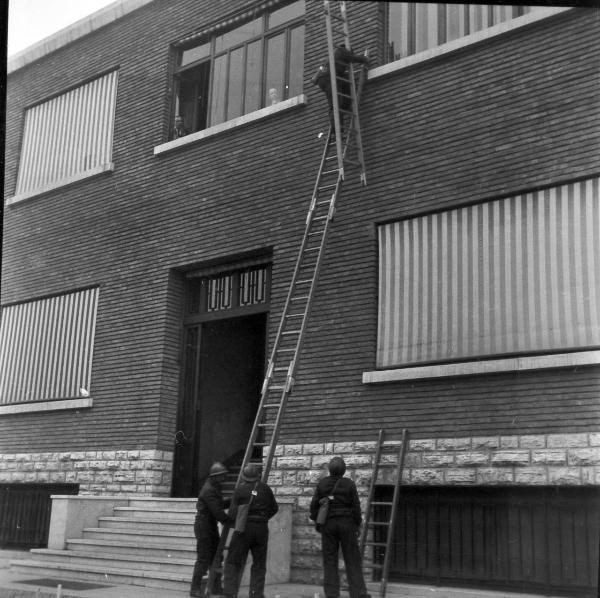 VI sezione Ernesto Breda - Brescia - Via Lunga - Stabilimento industriale - Esterno - Esercitazione squadra P.A.A. (Protezione AntiAerea)