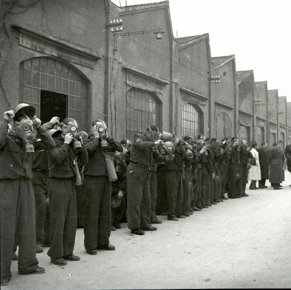 VI sezione Ernesto Breda - Brescia - Via Lunga - Stabilimento industriale - Esterno - Esercitazione squadra P.A.A. (Protezione AntiAerea)