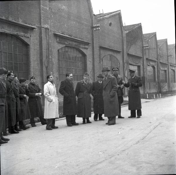 VI sezione Ernesto Breda - Brescia - Via Lunga - Stabilimento industriale - Esterno - Esercitazione squadra P.A.A. (Protezione AntiAerea)