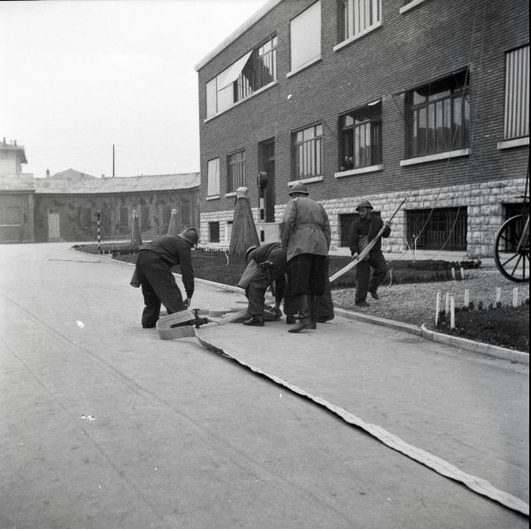 VI sezione Ernesto Breda - Brescia - Via Lunga - Stabilimento industriale - Esterno - Esercitazione squadra P.A.A. (Protezione AntiAerea)