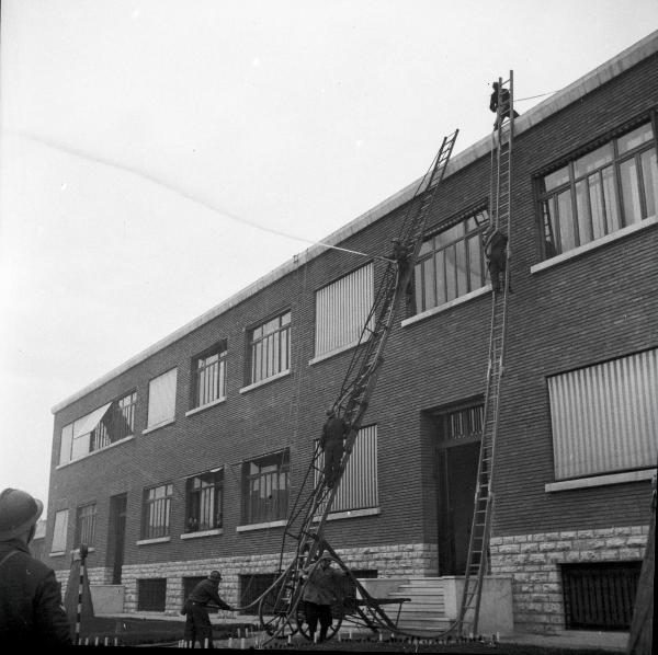 VI sezione Ernesto Breda - Brescia - Via Lunga - Stabilimento industriale - Esterno - Esercitazione squadra P.A.A. (Protezione AntiAerea)