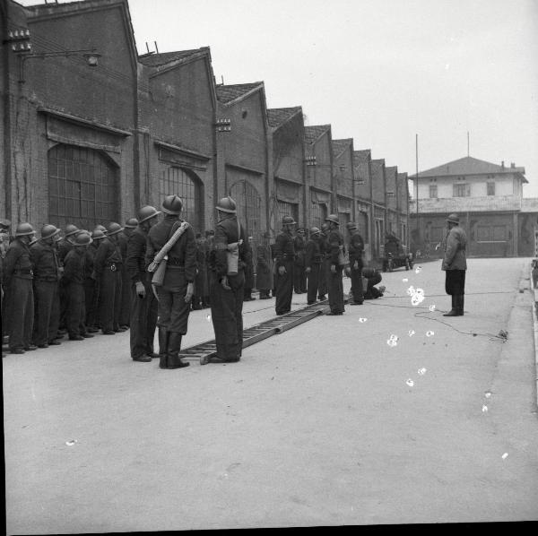 VI sezione Ernesto Breda - Brescia - Via Lunga - Stabilimento industriale - Esterno - Esercitazione squadra P.A.A. (Protezione AntiAerea)