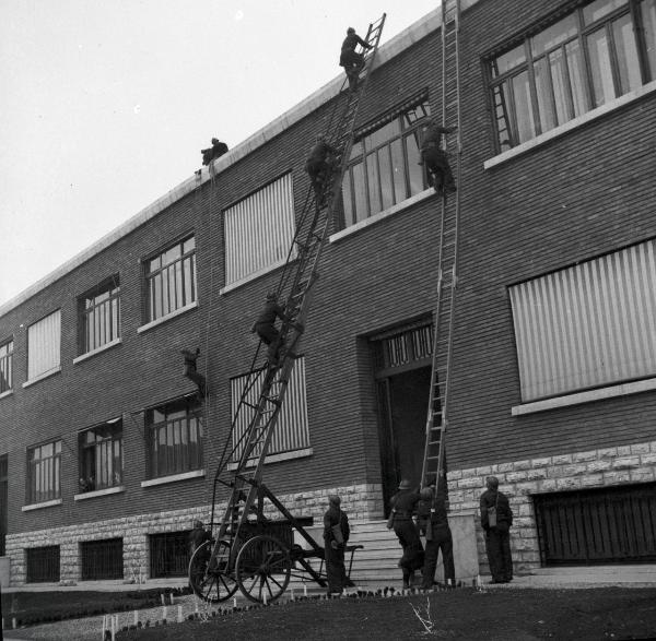 VI sezione Ernesto Breda - Brescia - Via Lunga - Stabilimento industriale - Esterno - Esercitazione squadra P.A.A. (Protezione AntiAerea)