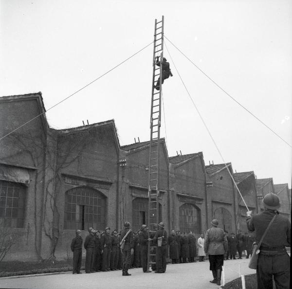 VI sezione Ernesto Breda - Brescia - Via Lunga - Stabilimento industriale - Esterno - Esercitazione squadra P.A.A. (Protezione AntiAerea)