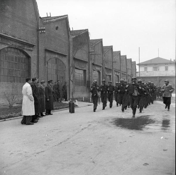 VI sezione Ernesto Breda - Brescia - Via Lunga - Stabilimento industriale - Esterno - Esercitazione squadra P.A.A. (Protezione AntiAerea)