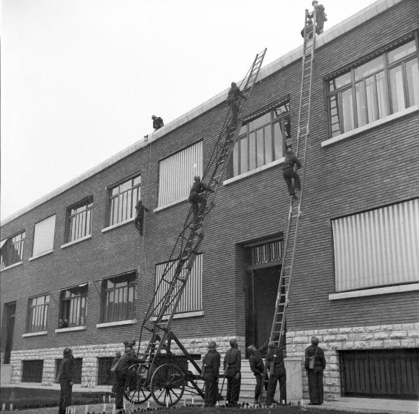 VI sezione Ernesto Breda - Brescia - Via Lunga - Stabilimento industriale - Esterno - Esercitazione squadra P.A.A. (Protezione AntiAerea)