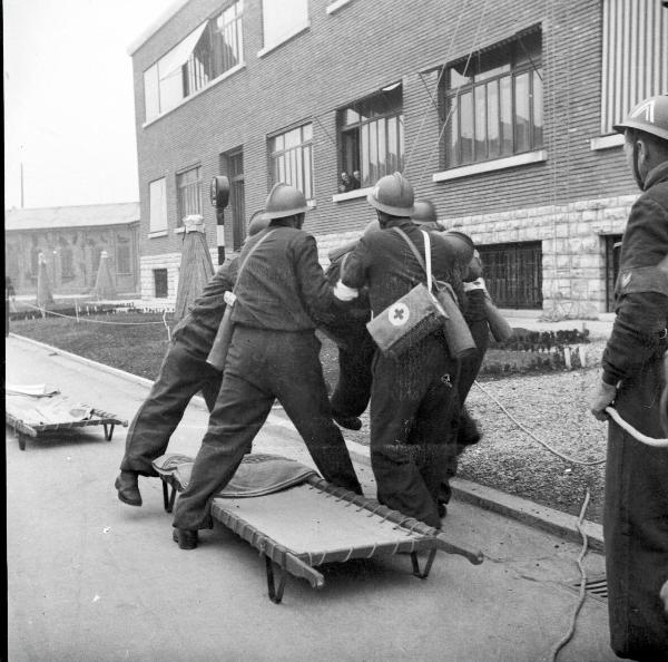 VI sezione Ernesto Breda - Brescia - Via Lunga - Stabilimento industriale - Esterno - Esercitazione squadra P.A.A. (Protezione AntiAerea)