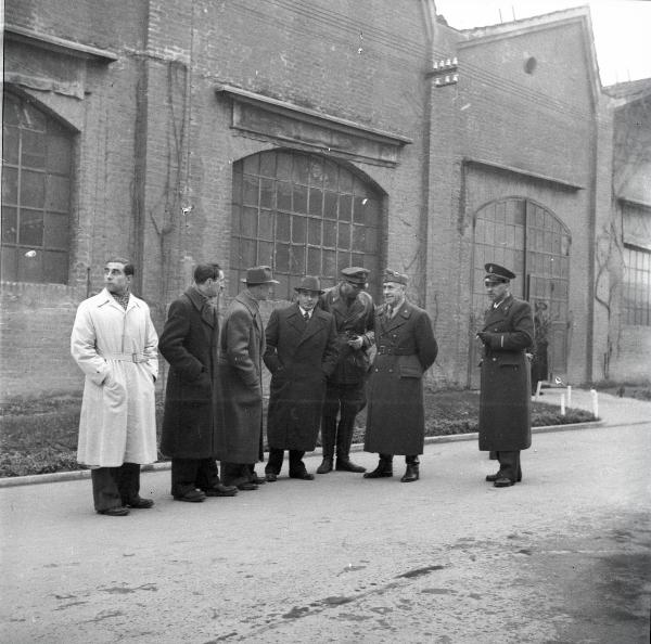 VI sezione Ernesto Breda - Brescia - Via Lunga - Stabilimento industriale - Esterno - Esercitazione squadra P.A.A. (Protezione AntiAerea)