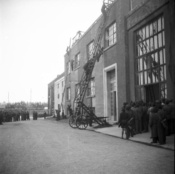 VI sezione Ernesto Breda - Brescia - Via Lunga - Stabilimento industriale - Esterno - Esercitazione squadra P.A.A. (Protezione AntiAerea)