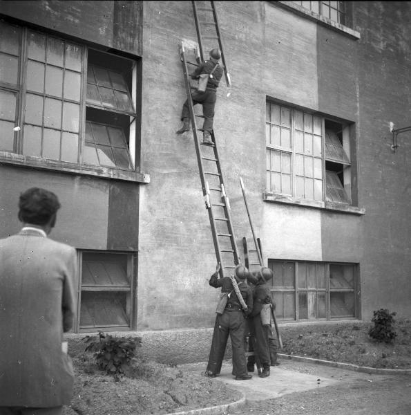 VI sezione Ernesto Breda - Brescia - Via Lunga - Stabilimento industriale - Esterno - Esercitazione squadra P.A.A. (Protezione AntiAerea)