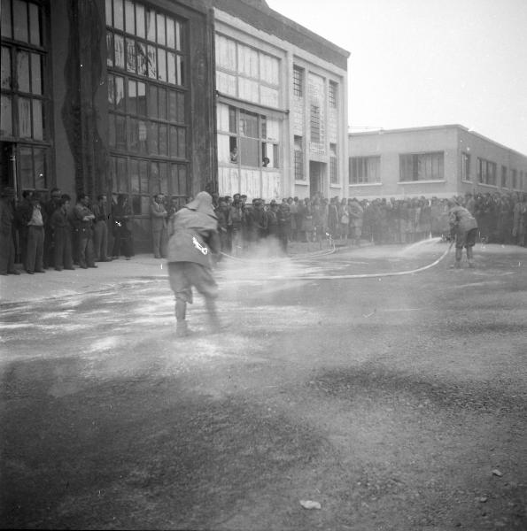 VI sezione Ernesto Breda - Brescia - Via Lunga - Stabilimento industriale - Esterno - Esercitazione squadra P.A.A. (Protezione AntiAerea)