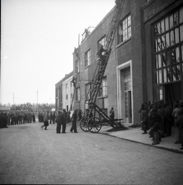 VI sezione Ernesto Breda - Brescia - Via Lunga - Stabilimento industriale - Esterno - Esercitazione squadra P.A.A. (Protezione AntiAerea)