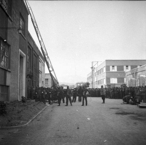 VI sezione Ernesto Breda - Brescia - Via Lunga - Stabilimento industriale - Esterno - Esercitazione squadra P.A.A. (Protezione AntiAerea)