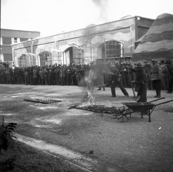 VI sezione Ernesto Breda - Brescia - Via Lunga - Stabilimento industriale - Esterno - Rifugio ricovero antiaereo - Mascheratura - Esercitazione squadra P.A.A. (Protezione AntiAerea)