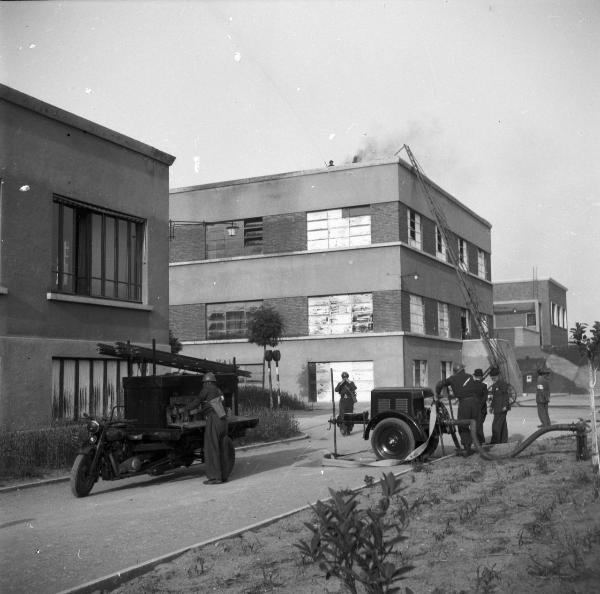 VI sezione Ernesto Breda - Brescia - Via Lunga - Stabilimento industriale - Esterno - Esercitazione squadra P.A.A. (Protezione AntiAerea)