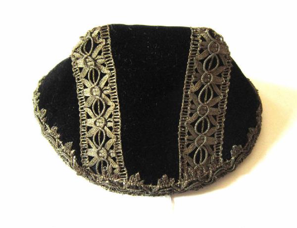 Cappellino con pettinino da costume engadinese