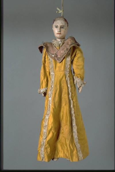 Donna vestita di giallo