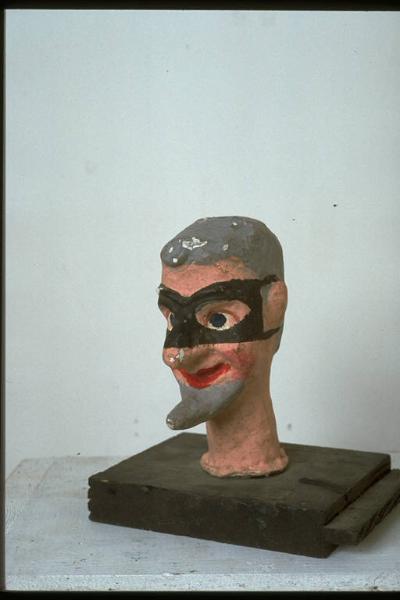 Testa di uomo mascherato