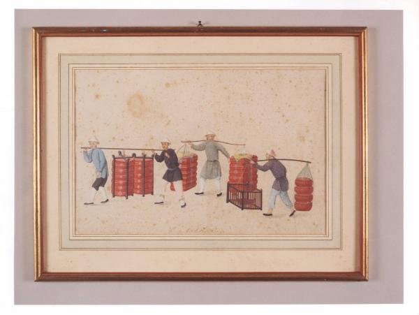 Figure maschili trasportano dei cuscini e una gabbia con anatra