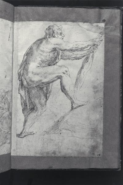 Figura maschile che tira un lembo di stoffa