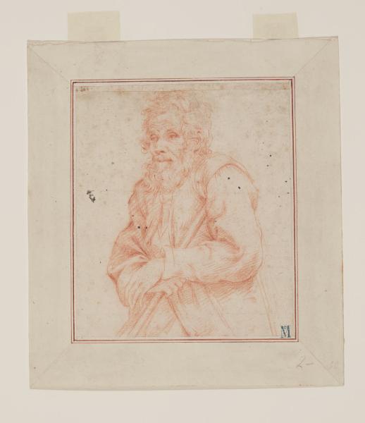 Vecchio con stampelle a mezza figura