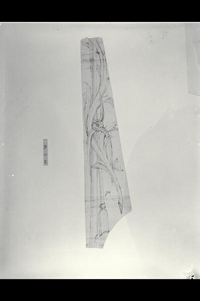 Frammento di trofeo con attributi vari