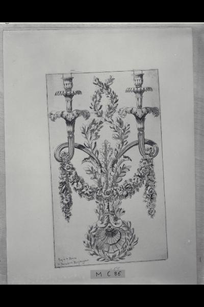 Candelabro ornato a fiore e fronde
