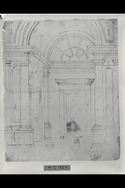 Atrio con colonne e scalone d'accesso
