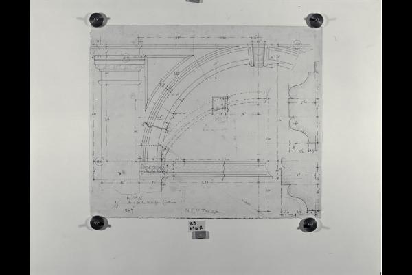 Alzato con dettagli delle sezioni dell'archivolto e del fregio dell'arco della nicchia centrale nella Nuova Pinacoteca Vaticana