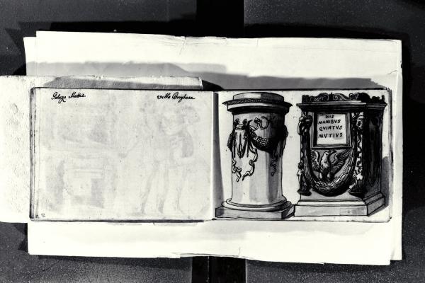 Piedistallo con bucranio e festoni e ara funeraria (collezione Palazzo Mattei)