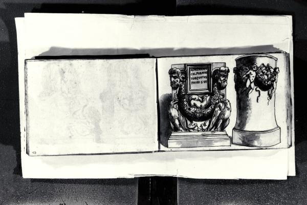Ara funeraria (collezione Palazzo Pedroni) e piedistallo ornato con putti e festoni (collezione Musei Vaticani)