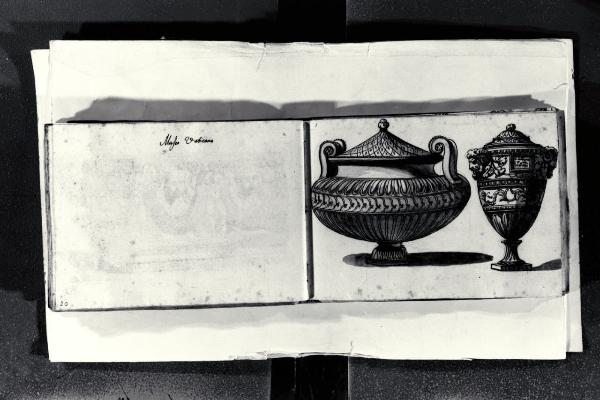 Due urne ornate (collezione Musei Vaticani)