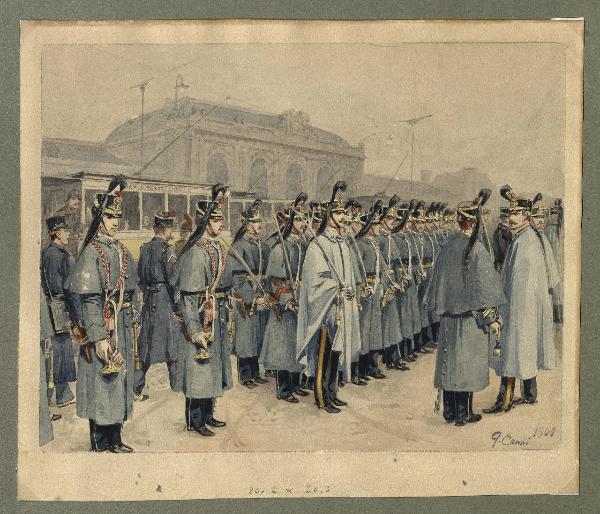 Titolo proprio: Trombettieri, ufficiali e truppa del Reggimento Artiglieria a cavallo in c
appotto e mantella schierati davanti alla stazione ferroviaria di Milano