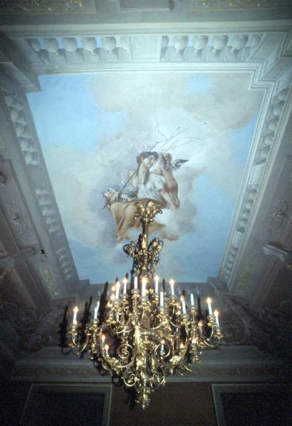 Finta architettura con balconata e figura femminile con cesto di fiori e putto