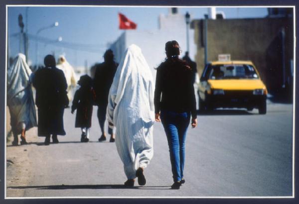 VEDUTA DI UNA STRADA CON PASSANTI IN TUNISIA