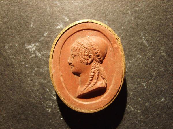 Testa femminile etrusca di profilo