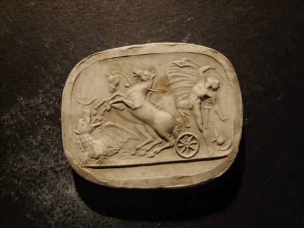 Scena mitologica con cavalli di una biga guidata da un guerriero che impennano davanti ad un drago