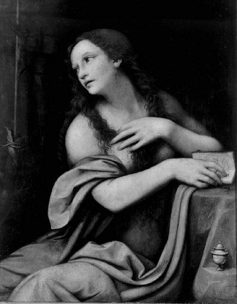 La Maddalena seduta in preghiera davanti al Crocifisso