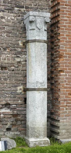 Colonna a sezione ottagonale con capitello scudato