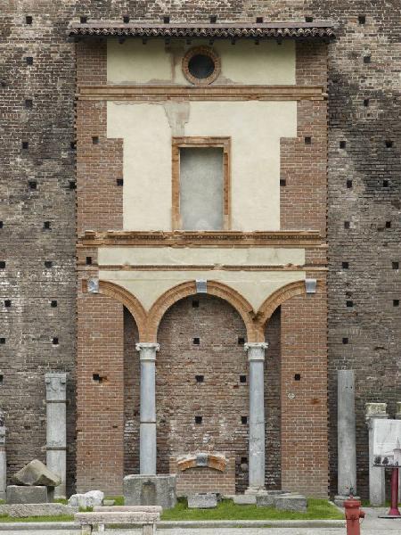 Resti del palazzo Landriani da via Bassano Porrone