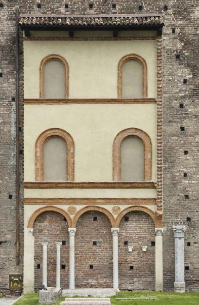 Resti di un cortile da via Torino angolo via Spadari