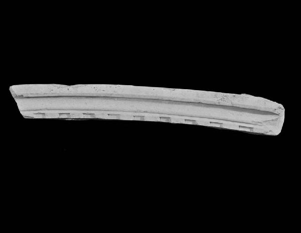 Parte di archivolto con modanatura a dentelli da Santa Tecla