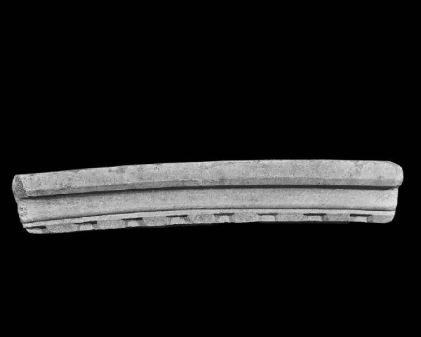 Parte di archivolto con modanatura a dentelli da Santa Tecla