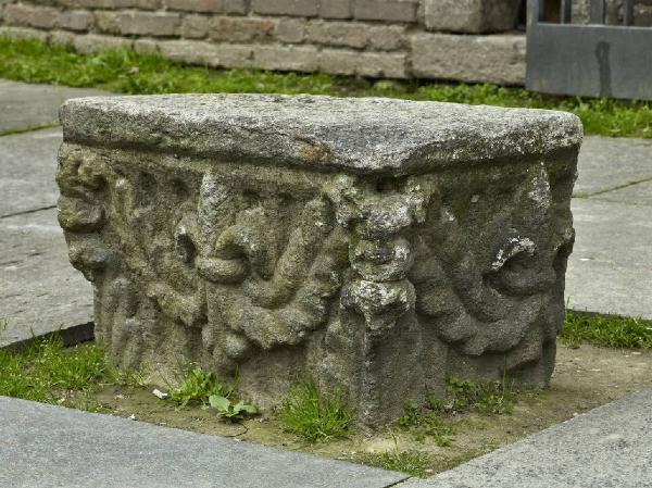 Capitello con pigne sorgenti da foglie